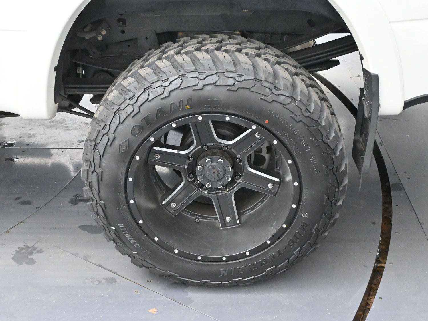 Used 2021 Ford F350 Platinum w/ Tremor Off-Road Package image 38