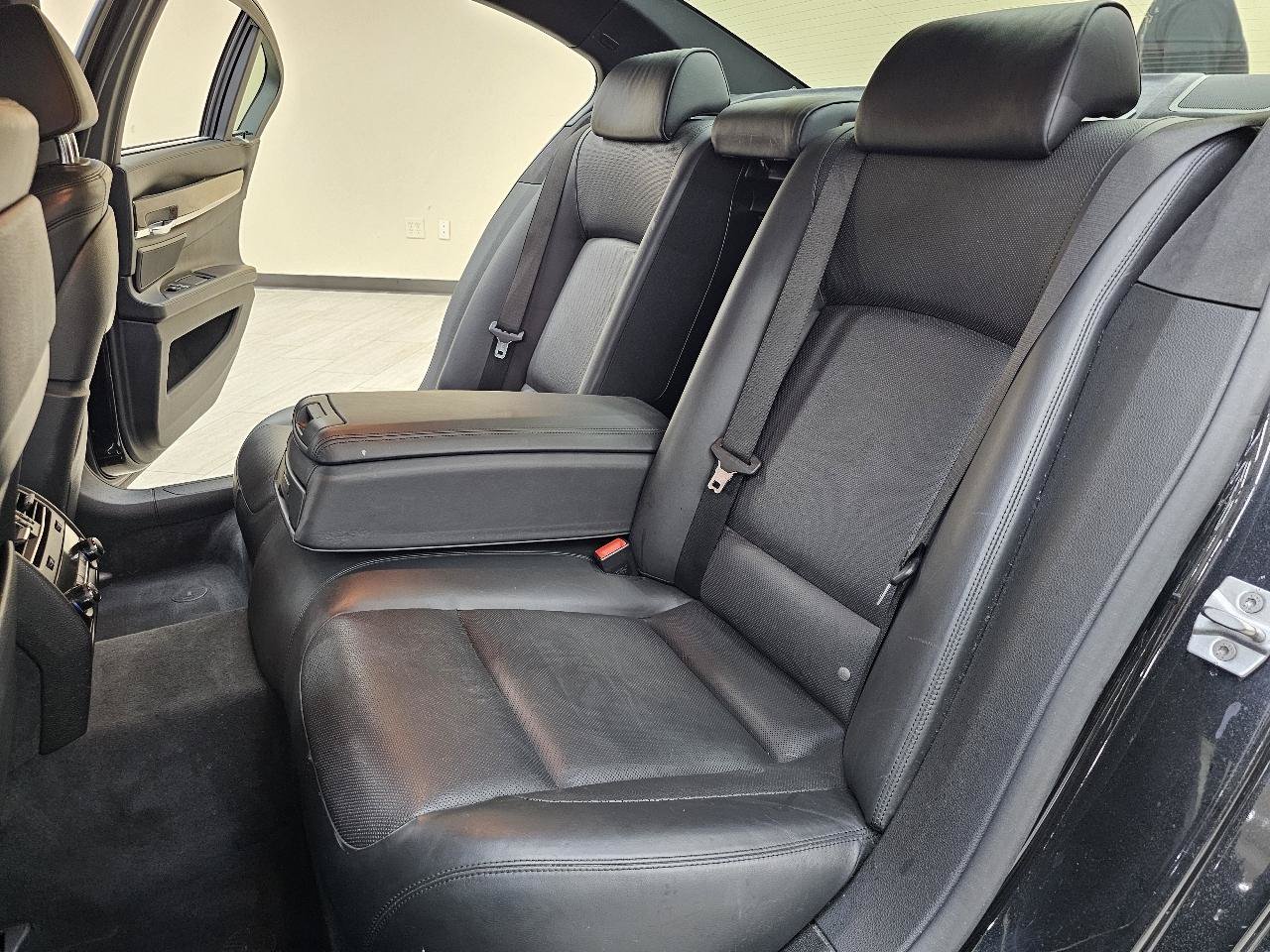 Used 2015 BMW 750i w/ M Sport Edition RWD image 25
