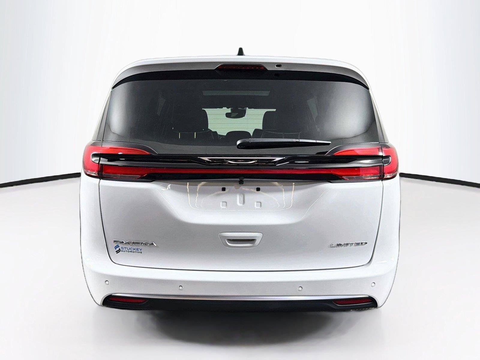 Used 2027 Chrysler Pacifica Limited FWD image 10