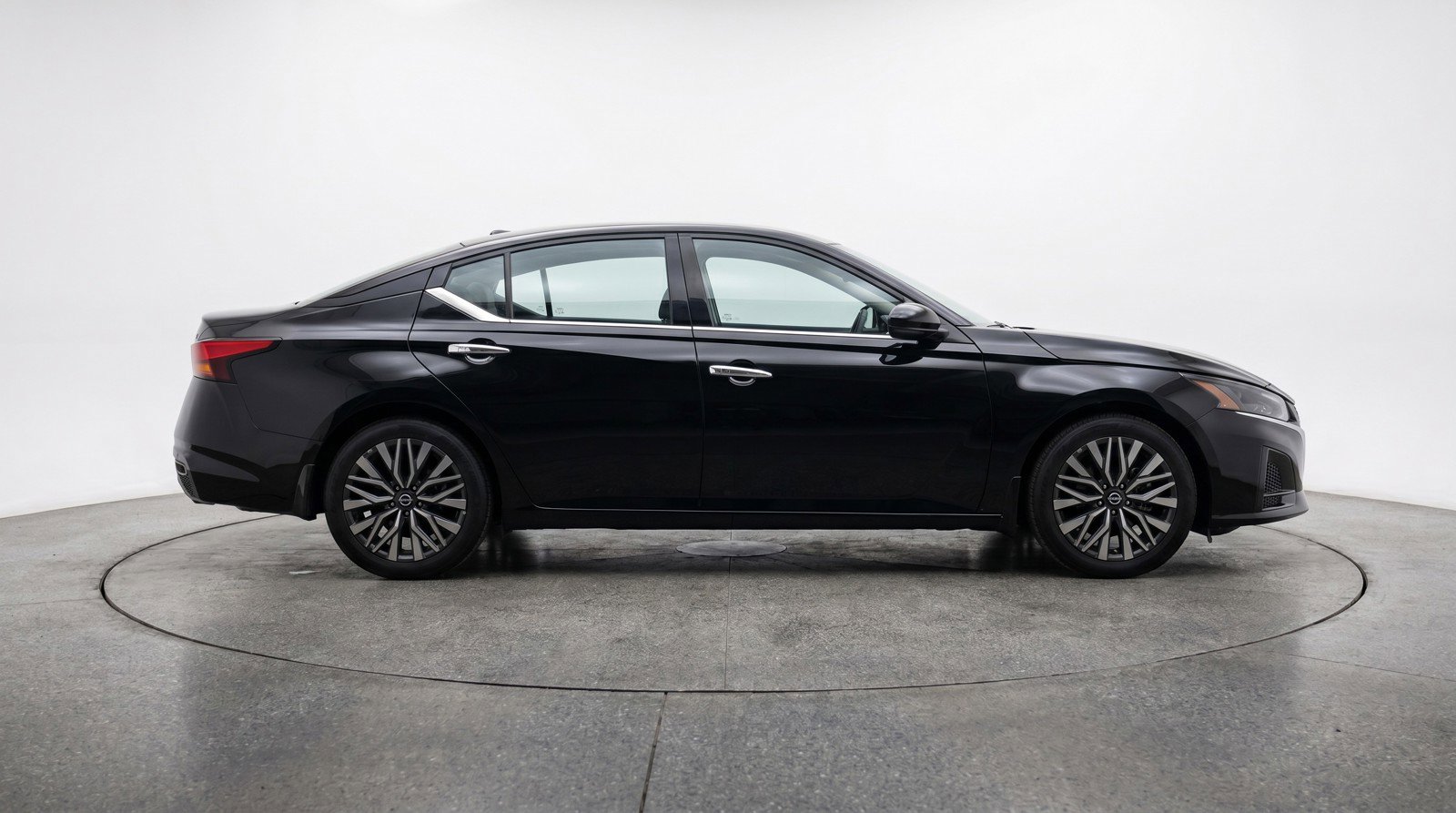 Used 2025 Nissan Altima 2.5 SV FWD image 11
