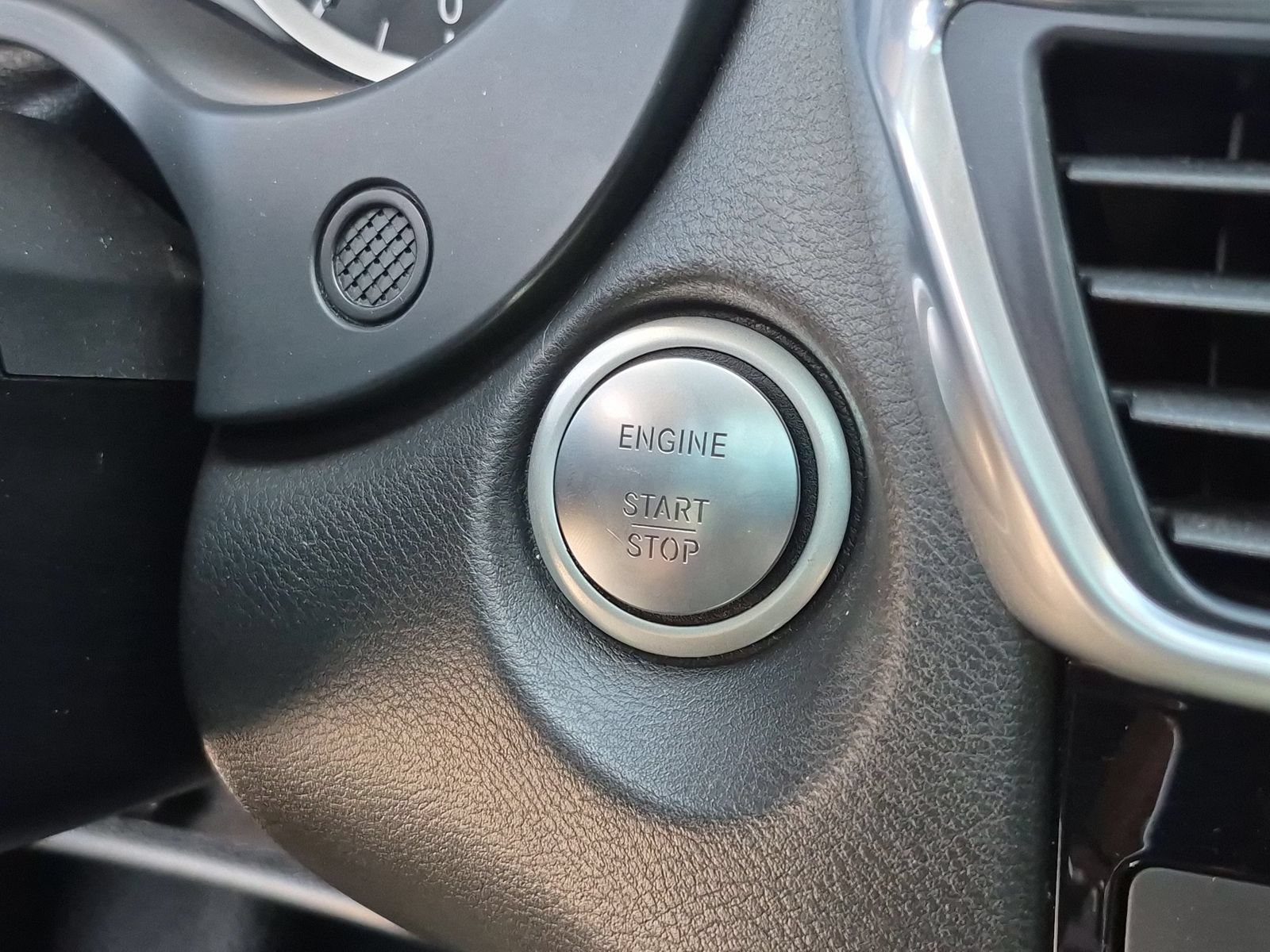 Used 2019 INFINITI QX30 w/ Navigation Package FWD image 18