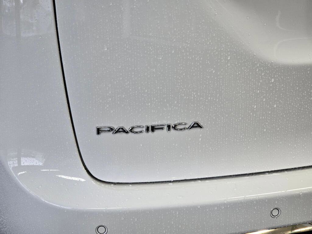 Used 2022 Chrysler Pacifica Limited image 14