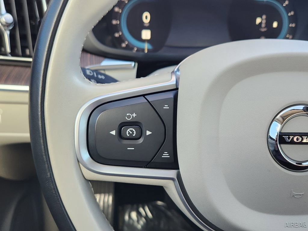 Used 2022 Volvo XC60 B5 Momentum image 16