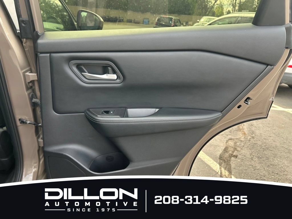 Used 2025 Nissan Rogue SV AWD/4WD image 12