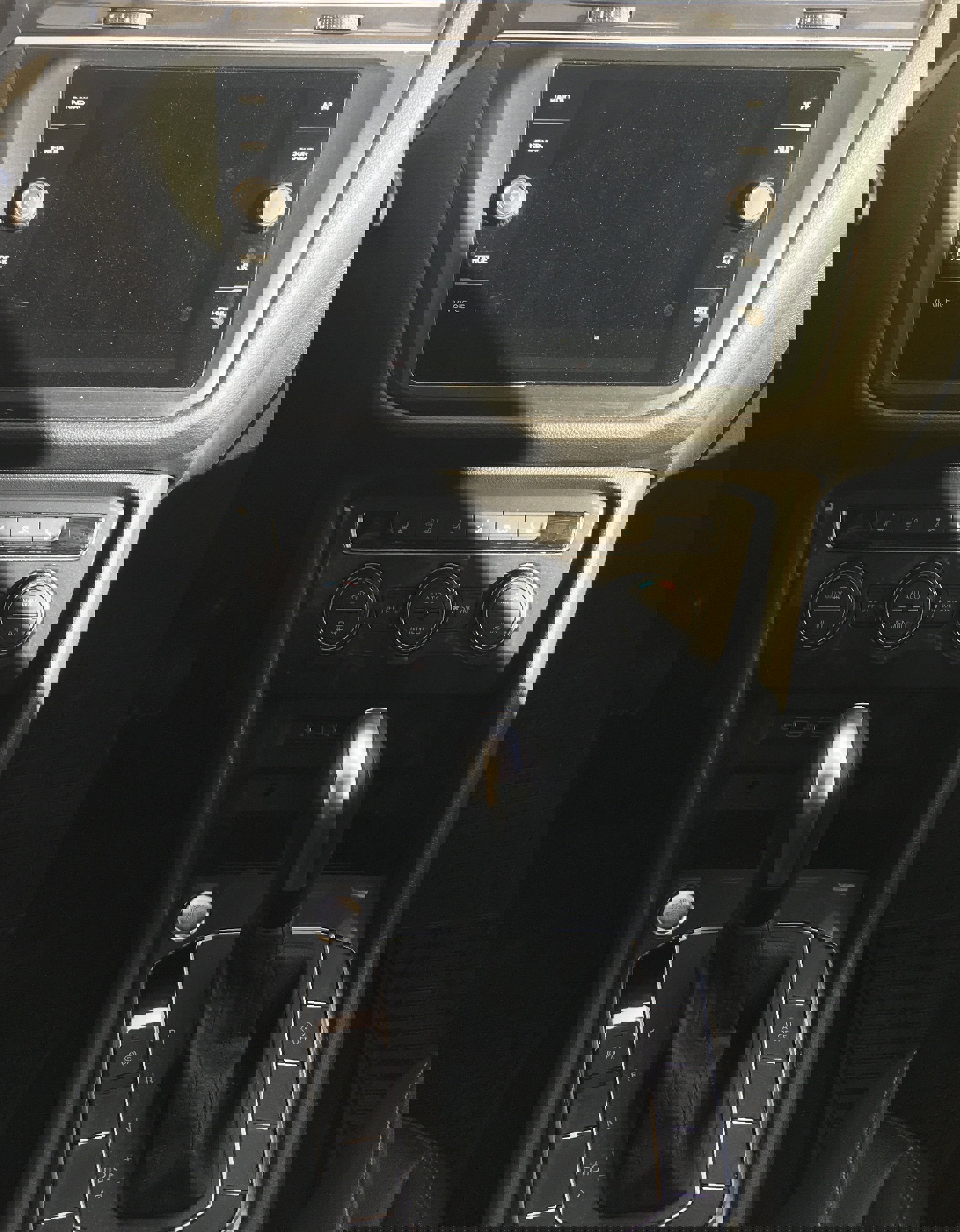 Used 2020 Volkswagen Tiguan SE w/ Panoramic Sunroof Package image 12