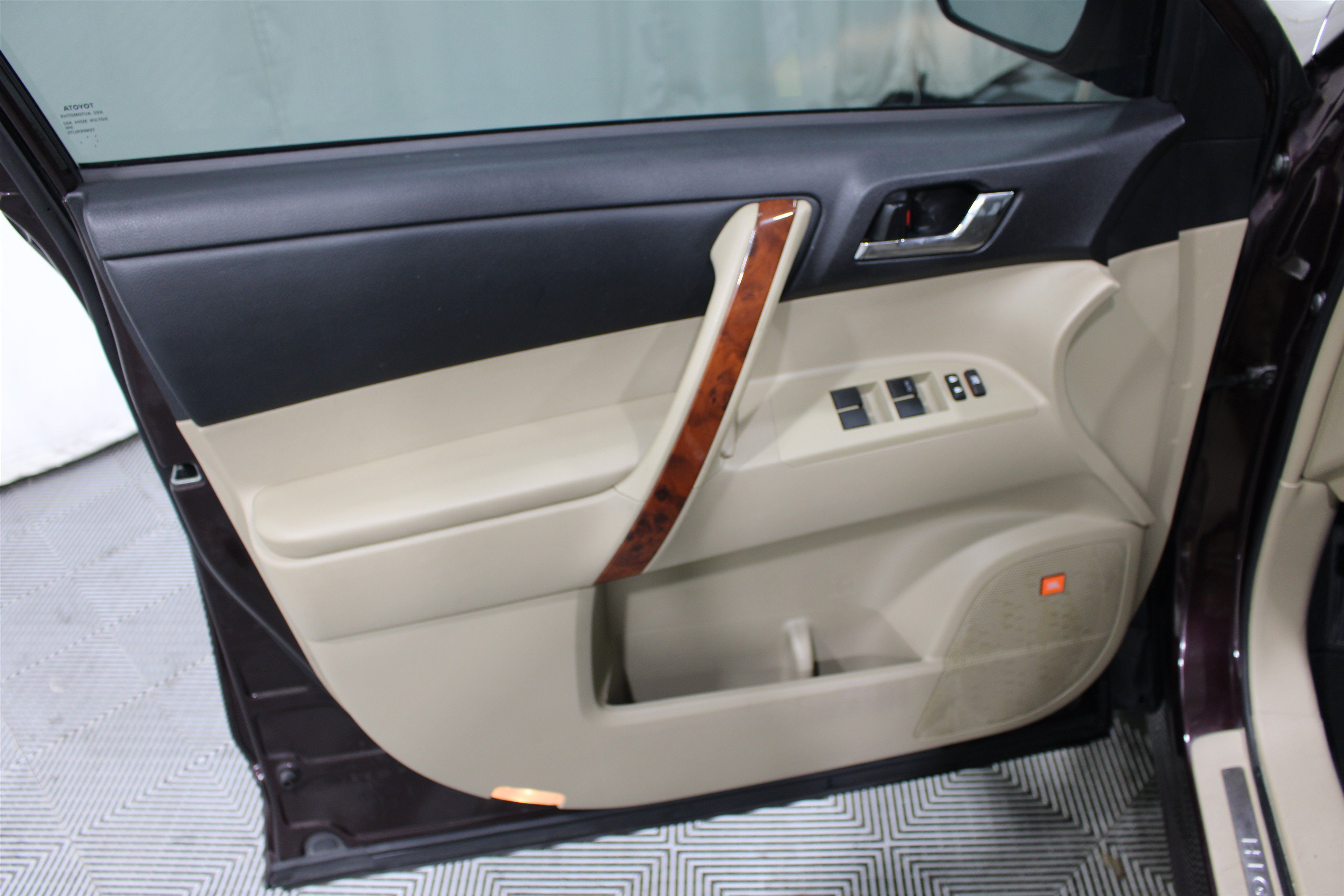 Used 2013 Toyota Highlander Limited FWD image 6