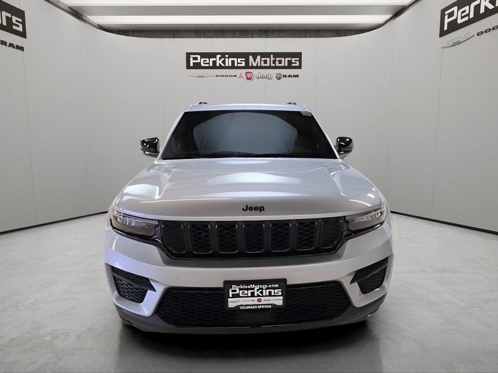 Used 2025 Jeep Grand Cherokee Altitude image 8