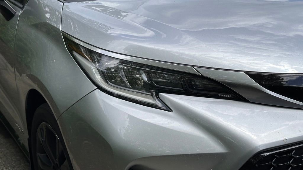 Used 2021 Toyota Sienna XSE w/ XSE Plus Package FWD image 2