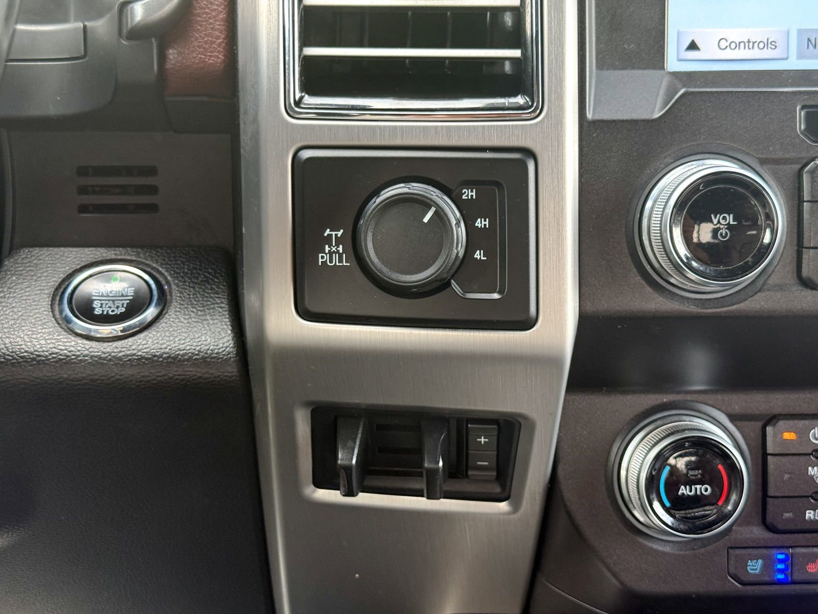 Certified 2019 Ford F250 Platinum w/ Platinum Ultimate Package AWD/4WD image 28