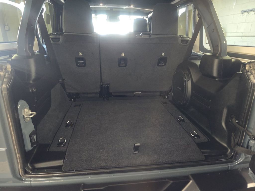 Used 2024 Jeep Wrangler Sahara w/ Technology Group AWD/4WD image 9