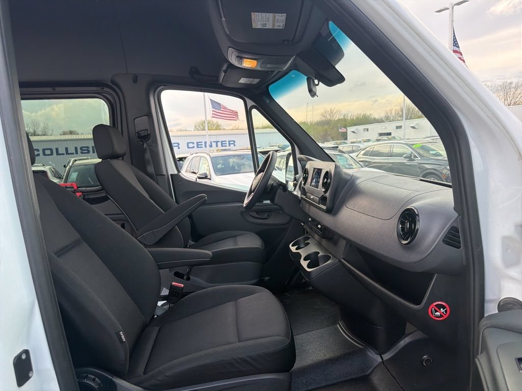 Used 2024 Mercedes-Benz Sprinter 2500 image 28