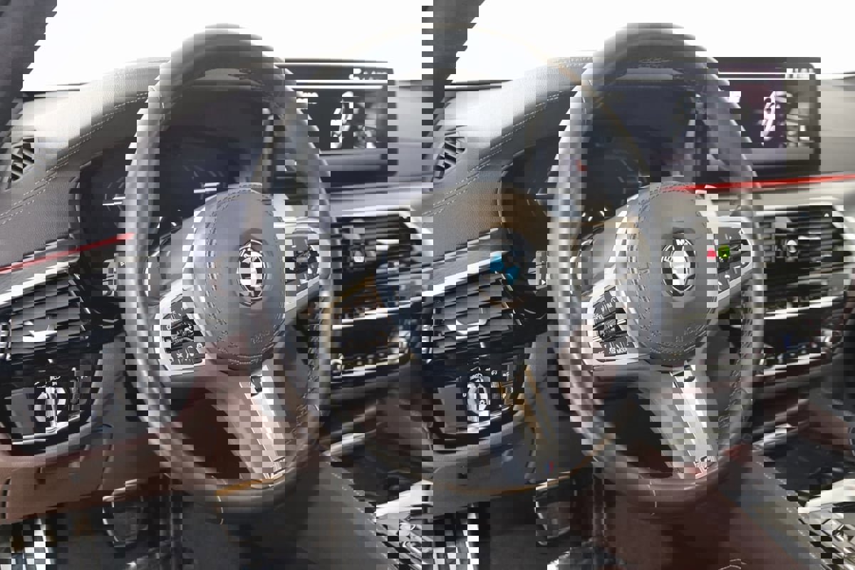 Used 2023 BMW M550i xDrive image 7