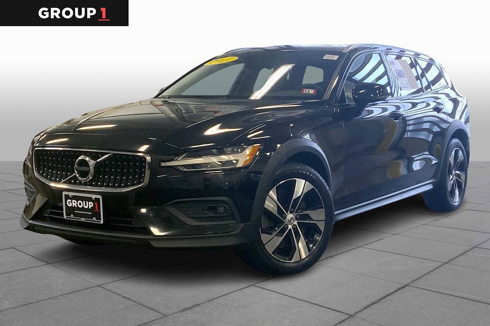 Used 2021 Volvo V60 T5 Cross Country image 1