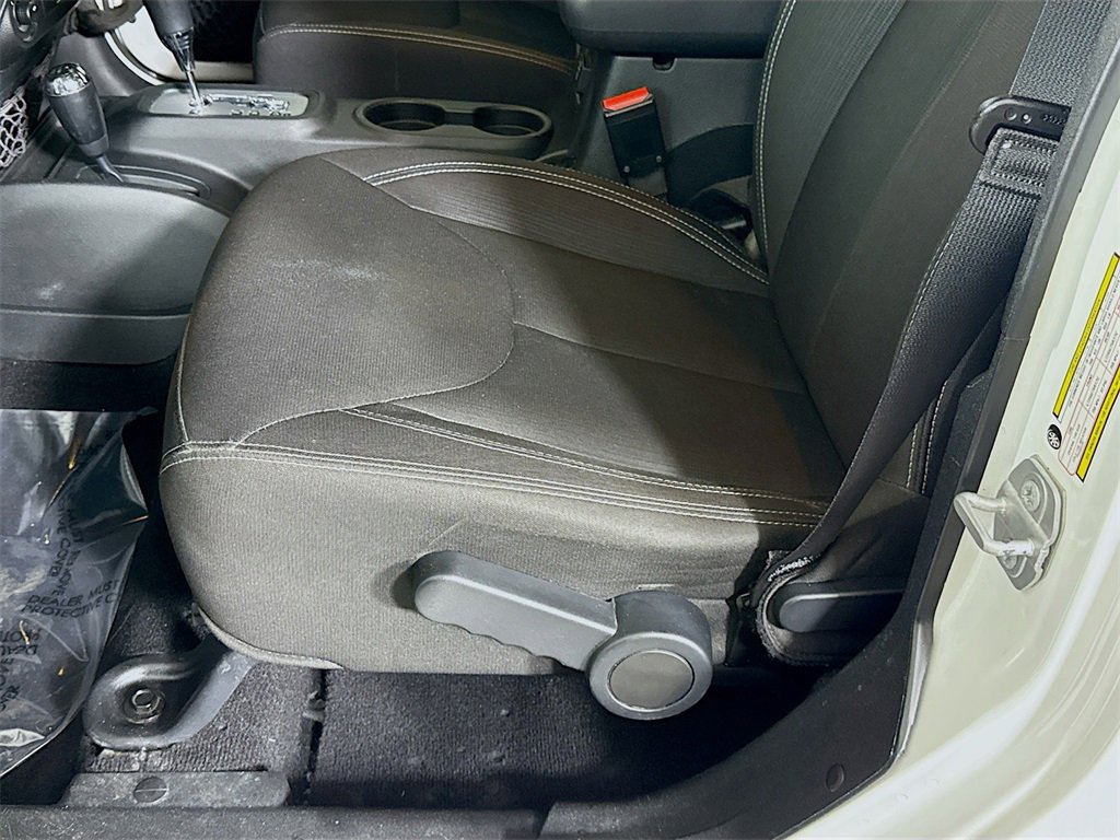 Used 2017 Jeep Wrangler Unlimited Rubicon w/ Connectivity Group image 22