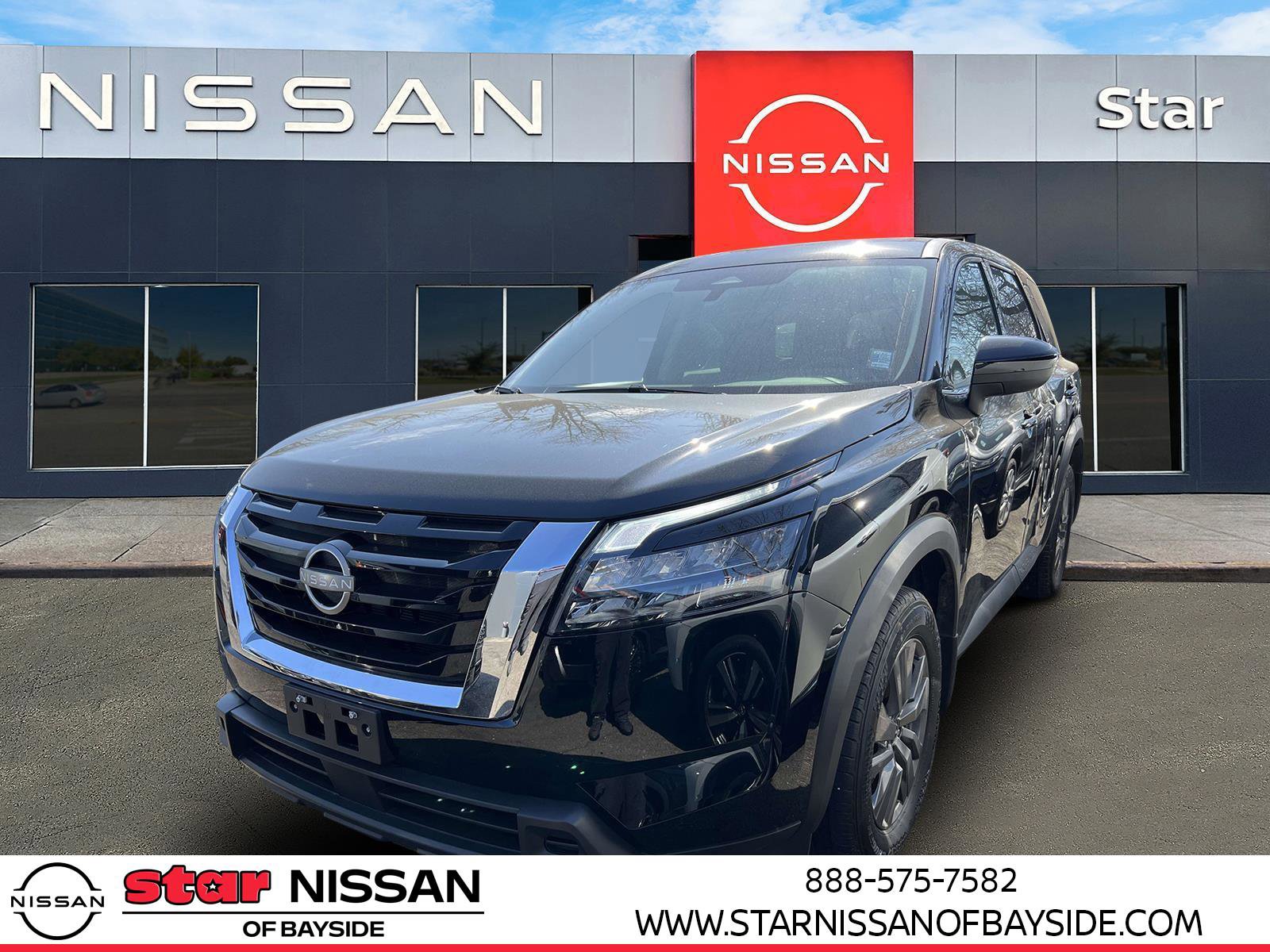 Used 2024 Nissan Pathfinder S image 3