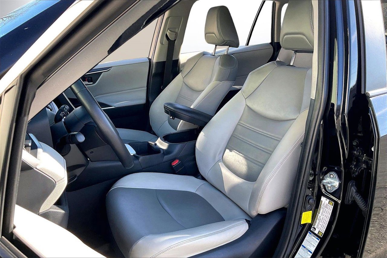 Used 2022 Toyota RAV4 XLE Premium image 21