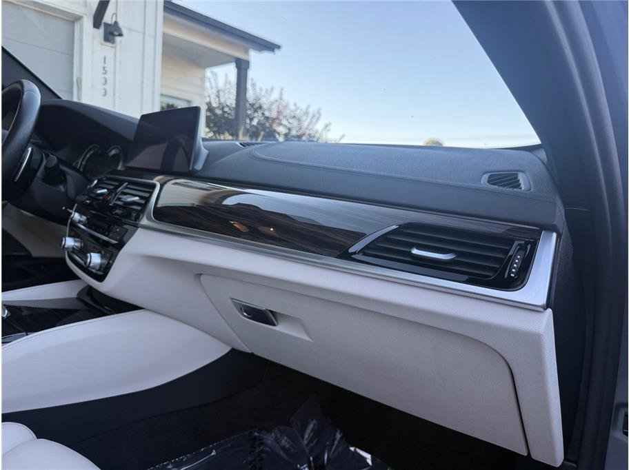 Used 2019 BMW M550i xDrive image 37