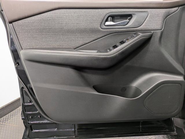 Used 2021 Nissan Rogue SV image 9