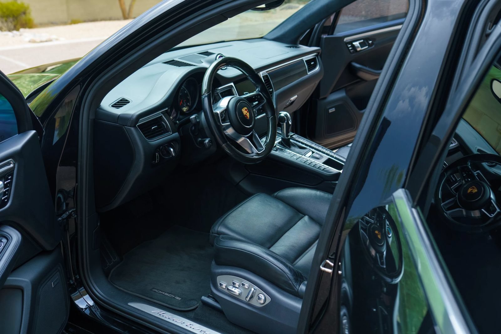 Used 2015 Porsche Macan Turbo AWD/4WD image 17