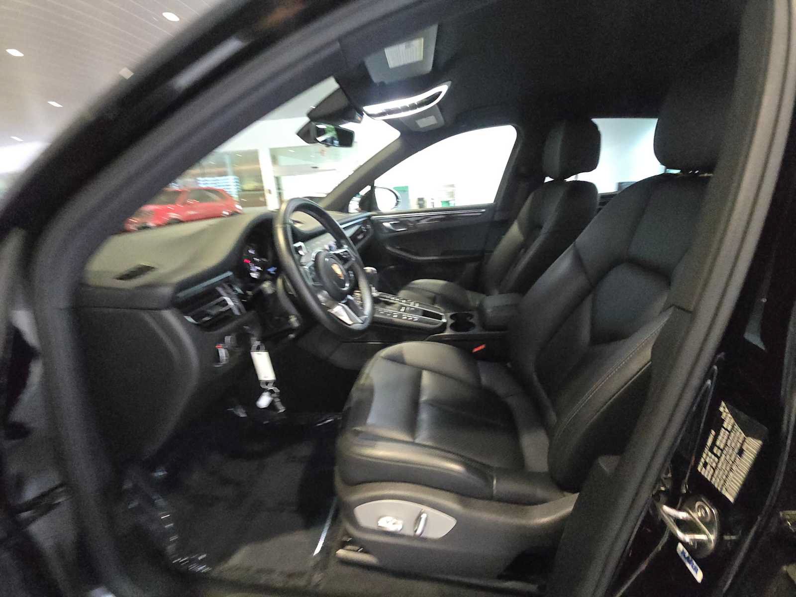 Used 2020 Porsche Macan AWD/4WD image 23