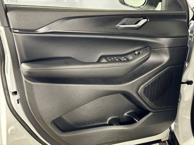 Certified 2025 Jeep Grand Cherokee Laredo AWD/4WD image 11