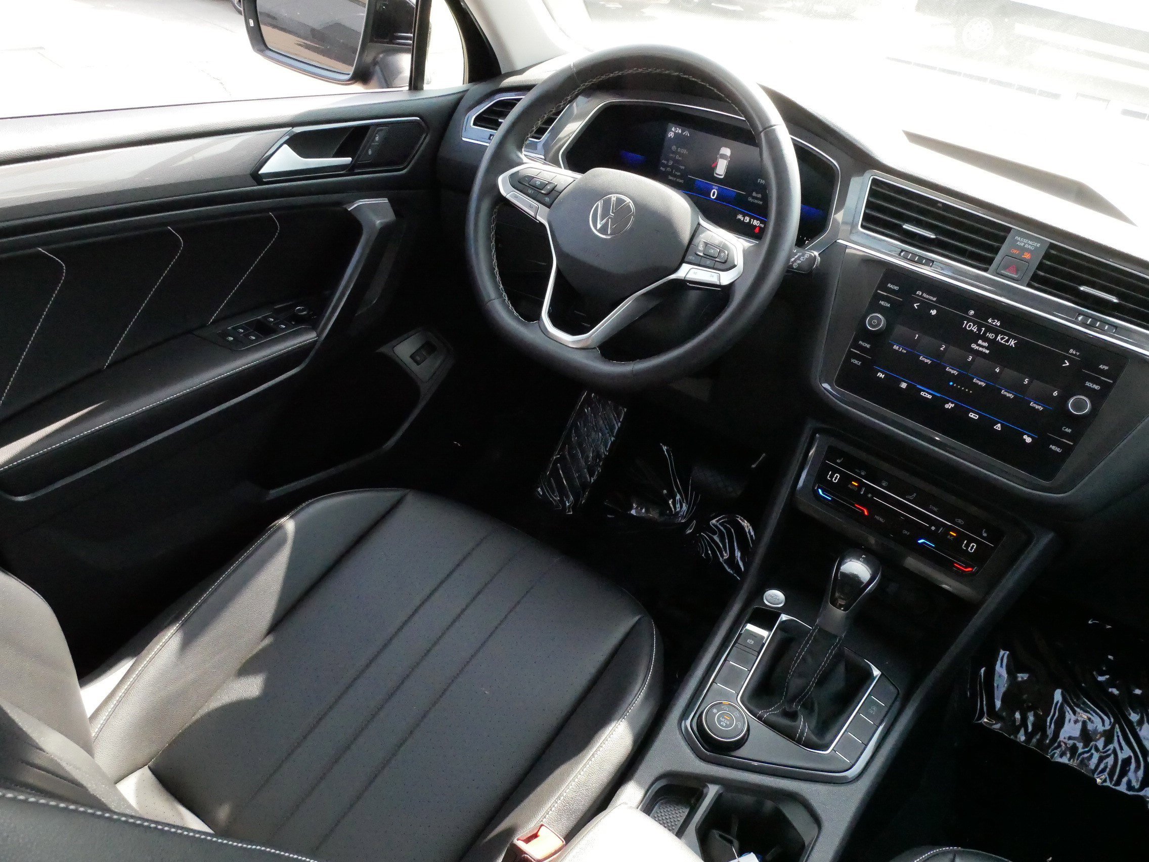 Used 2022 Volkswagen Tiguan SE AWD/4WD image 9