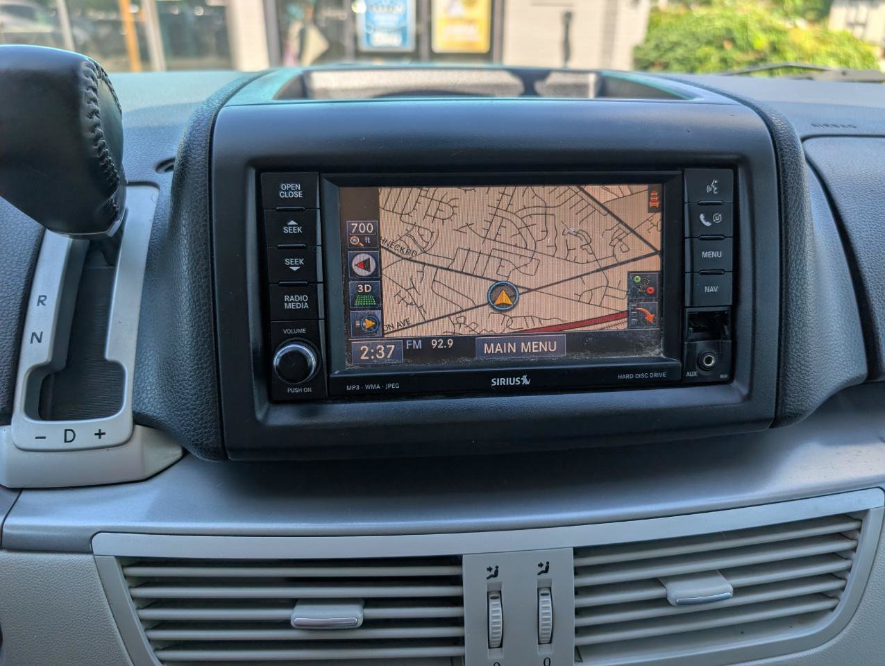 Used 2010 Volkswagen Routan SEL FWD image 25