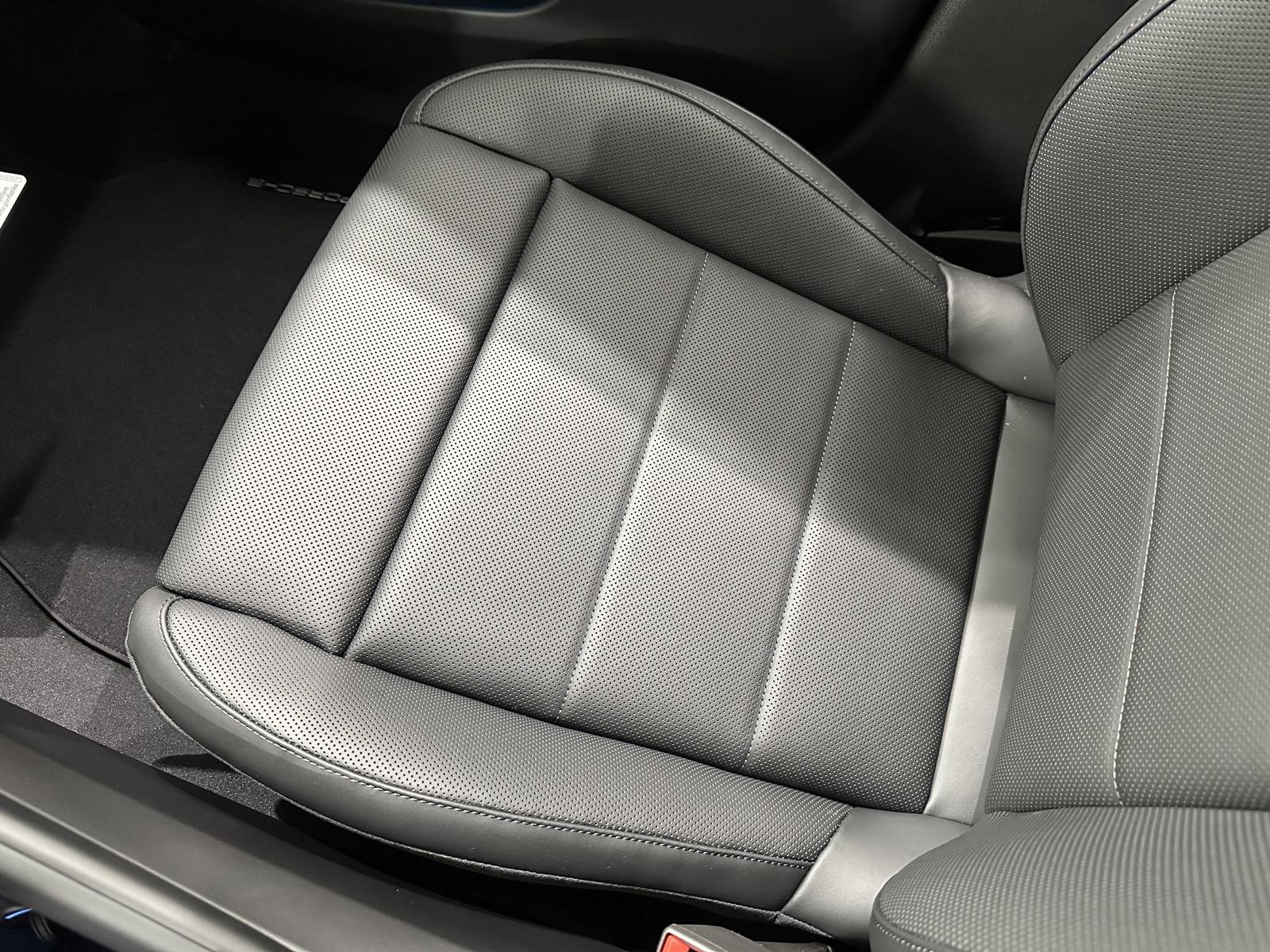 Certified 2025 Porsche Macan Electric image 51