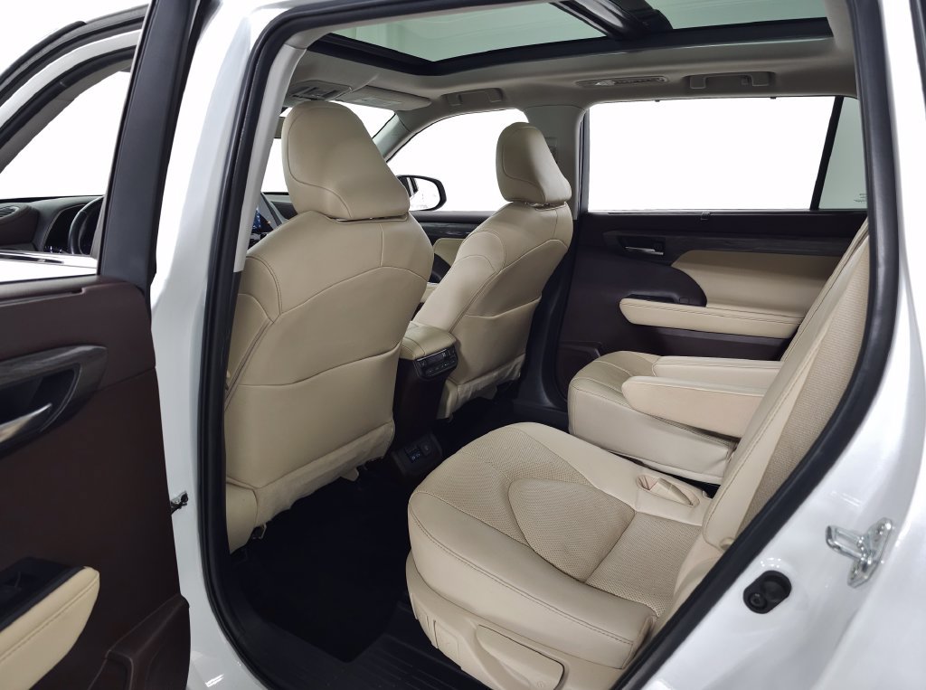 Used 2022 Toyota Highlander Platinum FWD image 36