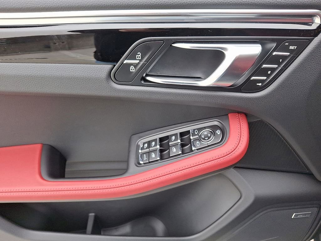 Used 2025 Porsche Macan image 14