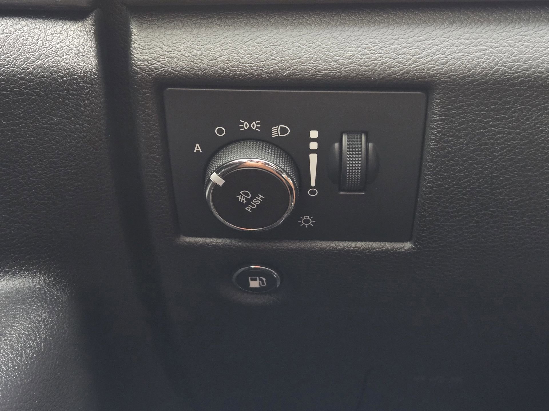 Used 2018 Jeep Grand Cherokee Altitude image 21