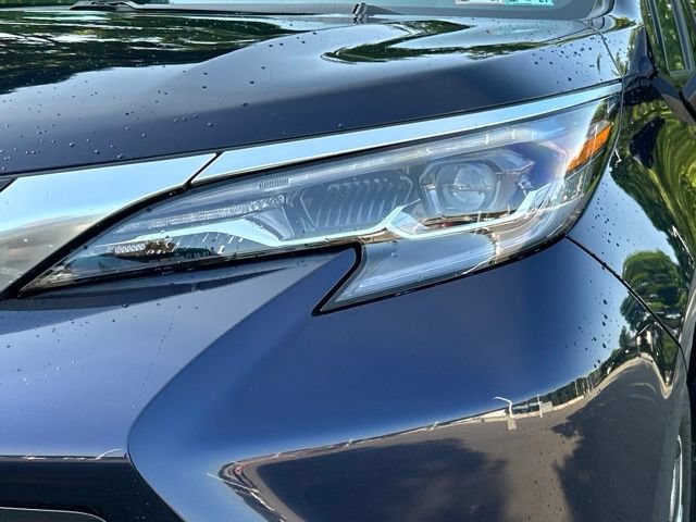 Used 2025 Toyota Sienna Platinum AWD/4WD image 9