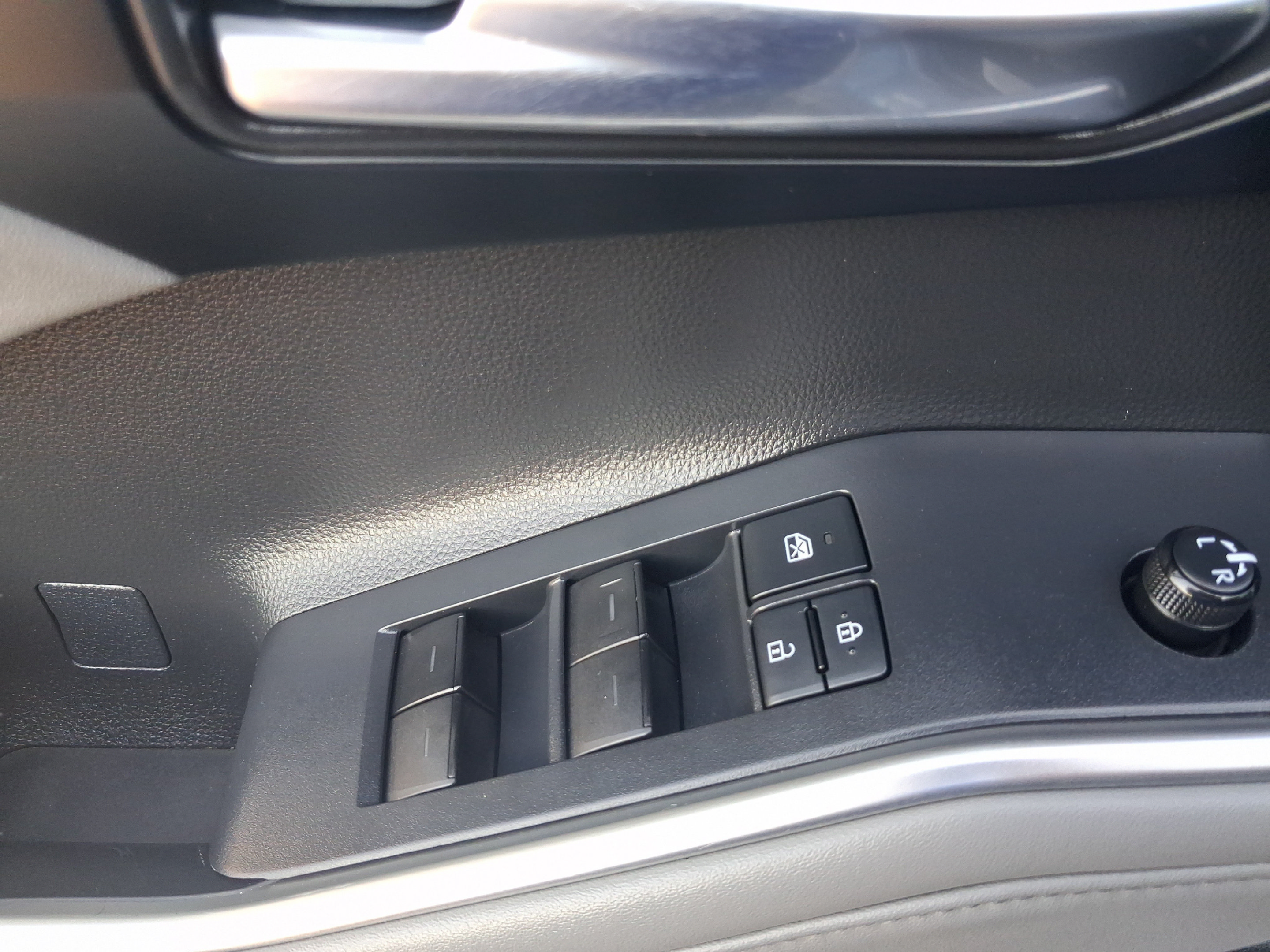 Used 2022 Toyota Highlander XLE AWD/4WD image 14