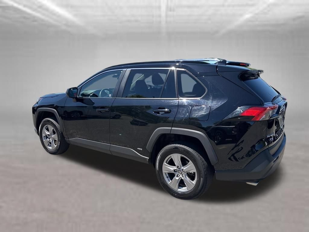 Used 2025 Toyota RAV4 LE AWD/4WD image 4