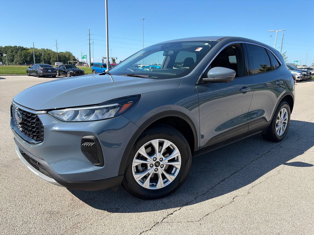 Used 2023 Ford Escape Active w/ Tech Pack #2 AWD/4WD image 3