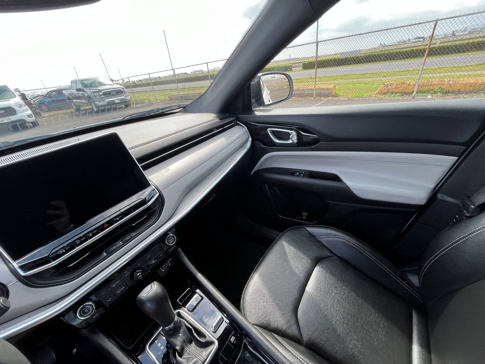 Used 2025 Jeep Compass Limited image 36