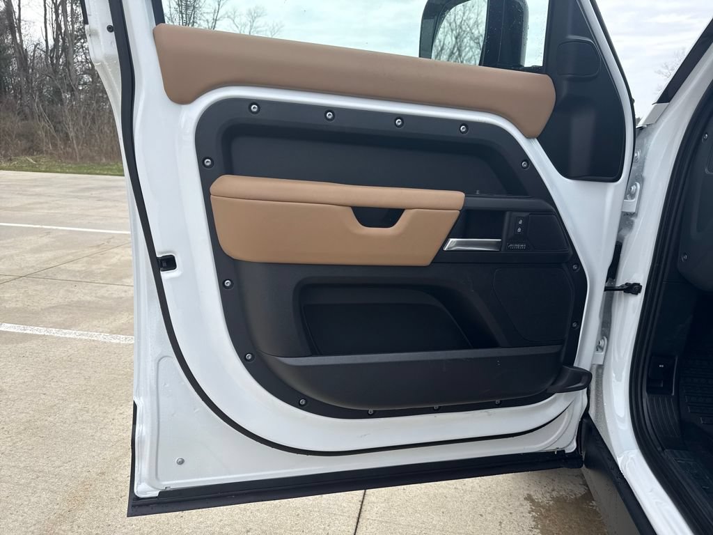 New 2026 Land Rover Defender 130 X-Dynamic SE AWD/4WD image 9