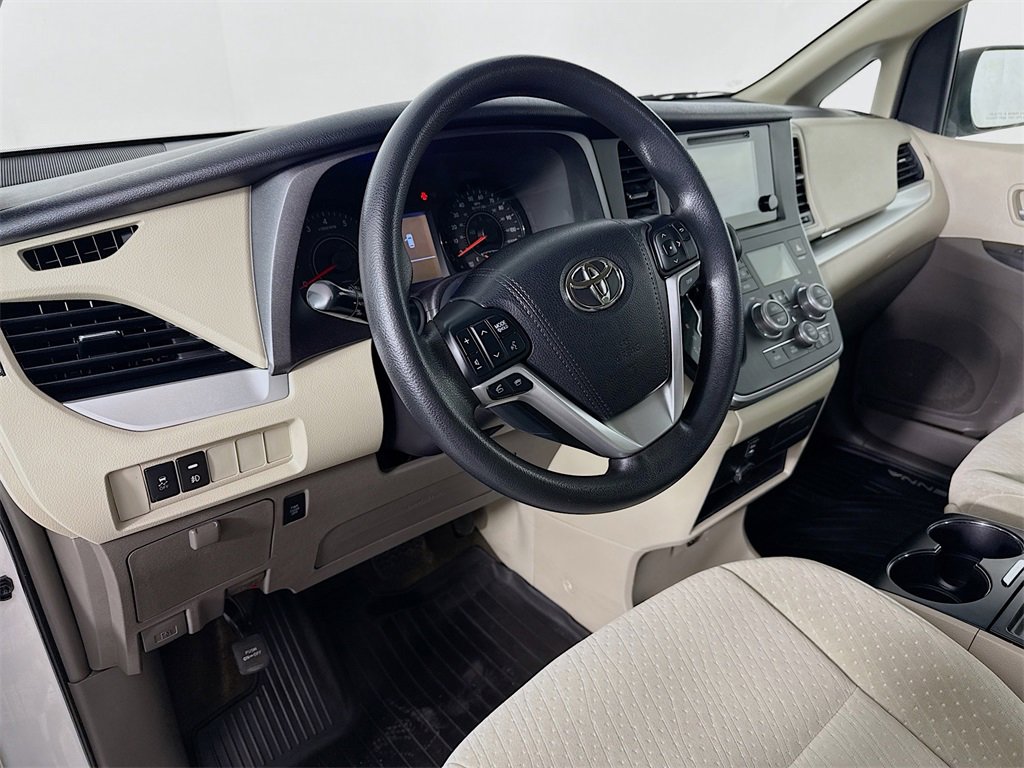 Used 2017 Toyota Sienna LE image 4