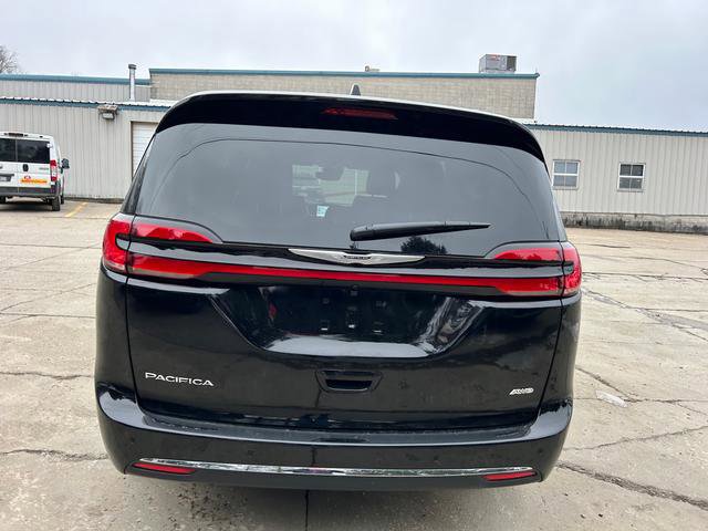 New 2026 Chrysler Pacifica Select AWD/4WD image 4