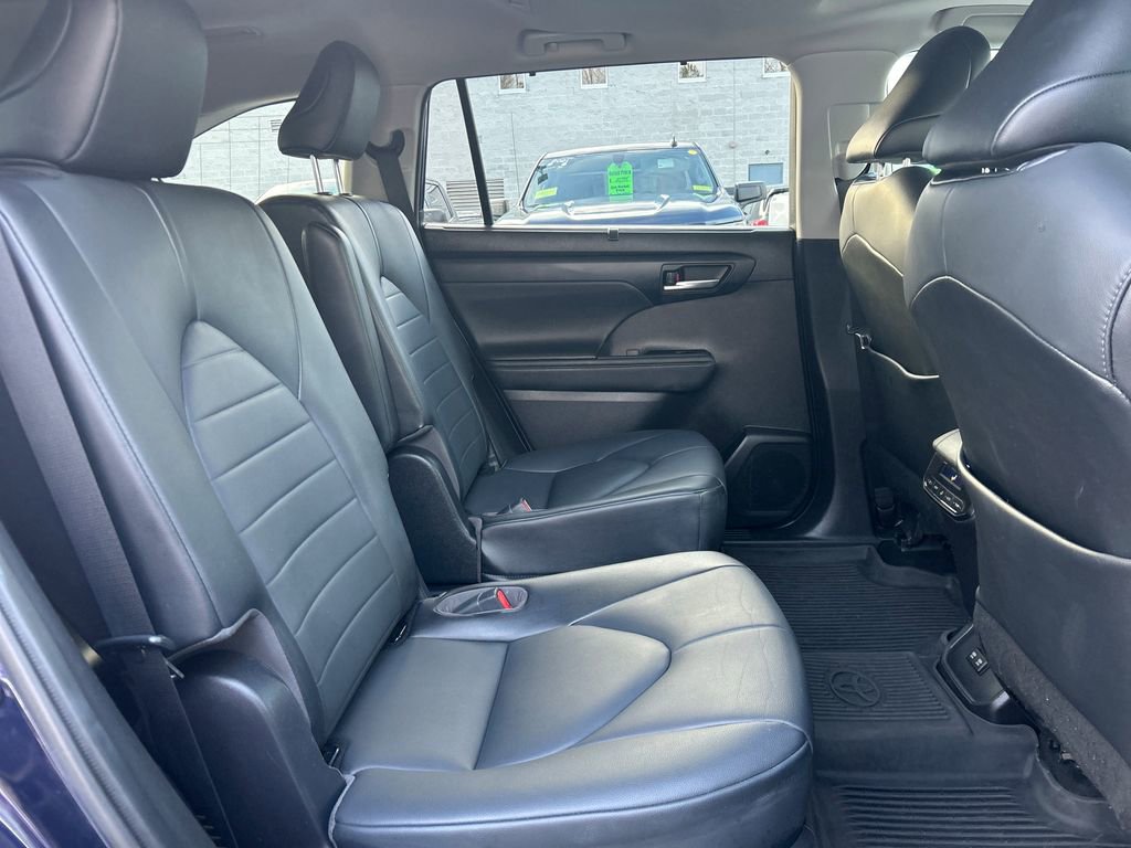 Used 2021 Toyota Highlander XLE image 27