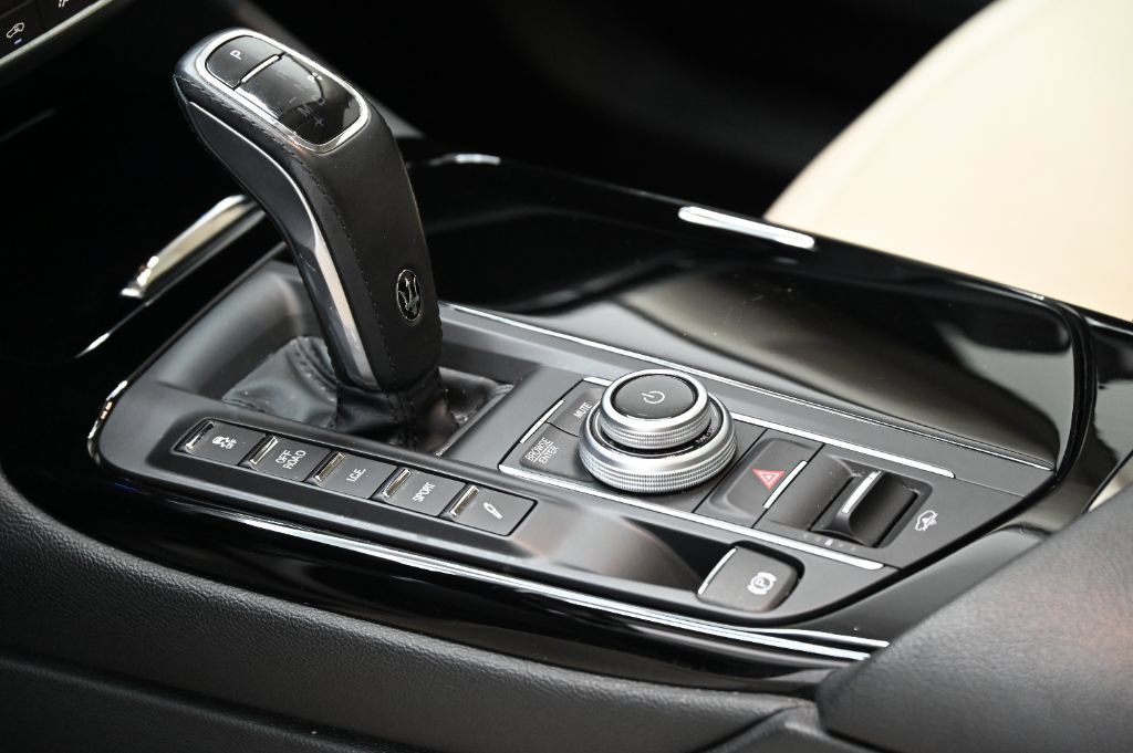 Used 2021 Maserati Levante AWD/4WD image 39