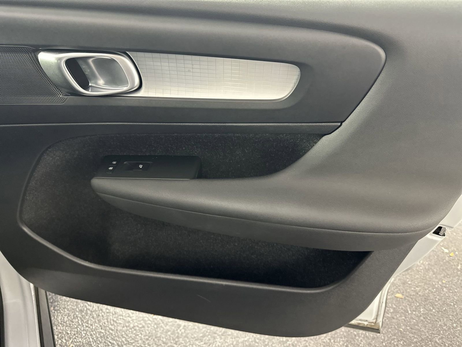 Used 2021 Volvo XC40 T4 Momentum w/ Protection Package Premier image 36