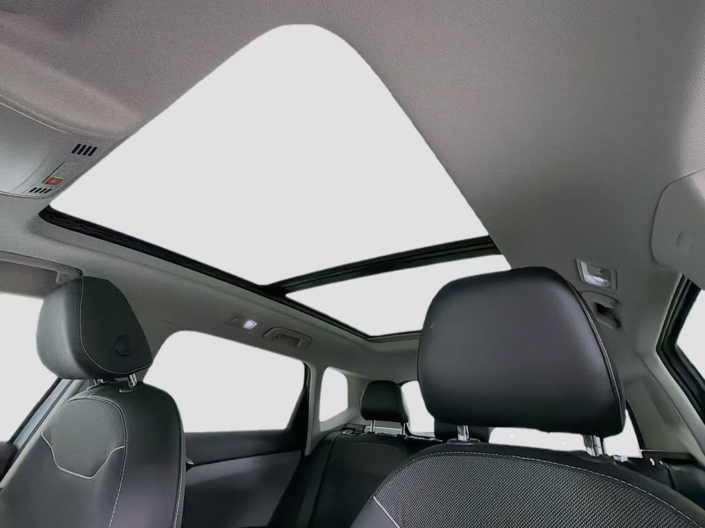 Used 2023 Volkswagen Taos SE w/ Panoramic Sunroof Package FWD image 21