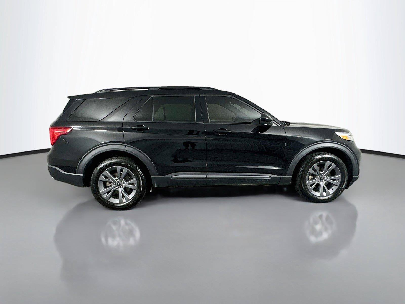 Used 2023 Ford Explorer XLT w/ Equipment Group 202A AWD/4WD image 17