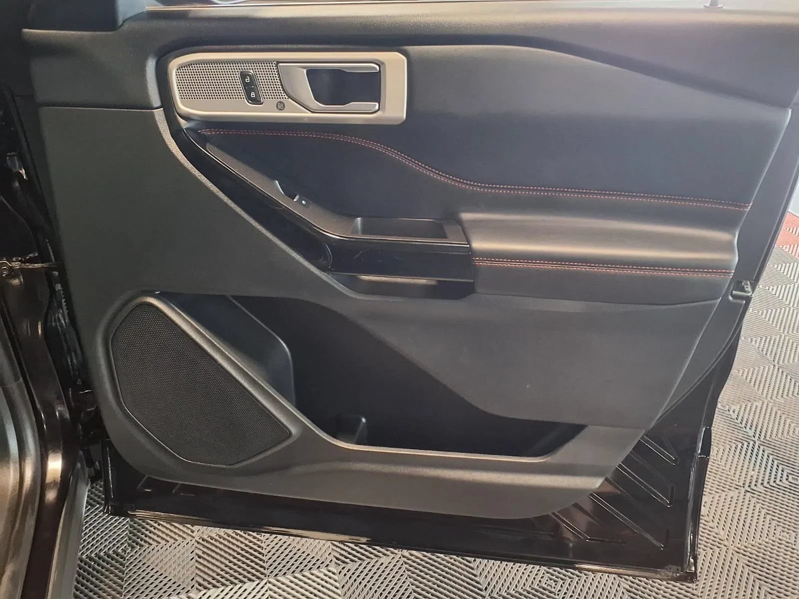 Used 2023 Ford Explorer ST-Line RWD image 12