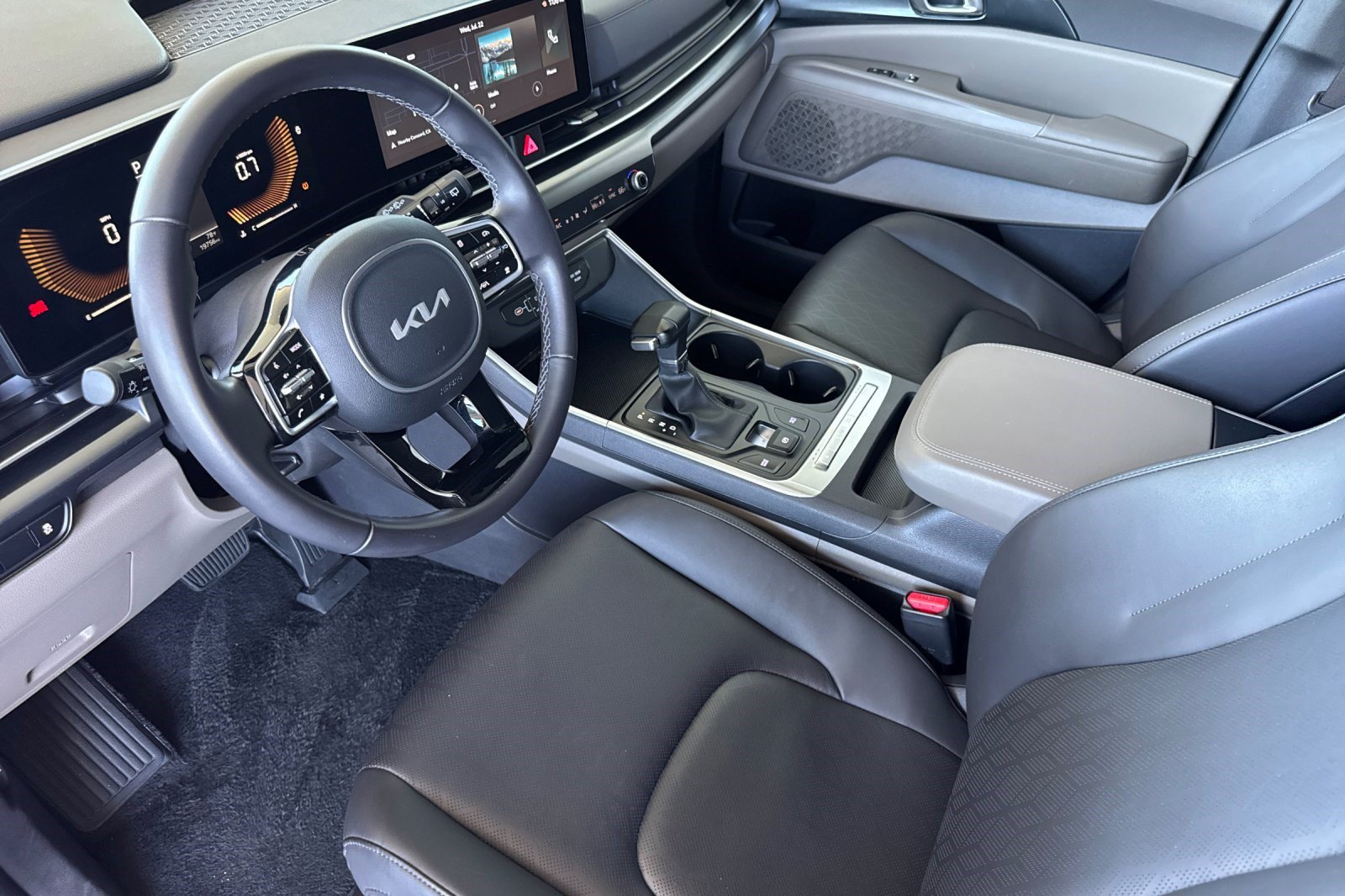Used 2026 Kia Carnival FWD image 4