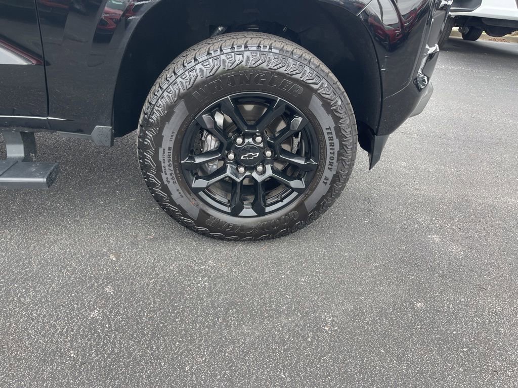 Used 2025 Chevrolet Colorado Z71 w/ Midnight Edition image 24