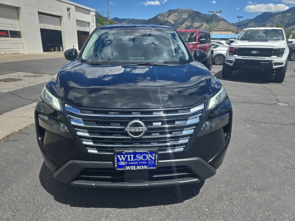Used 2025 Nissan Rogue SV AWD/4WD image 2
