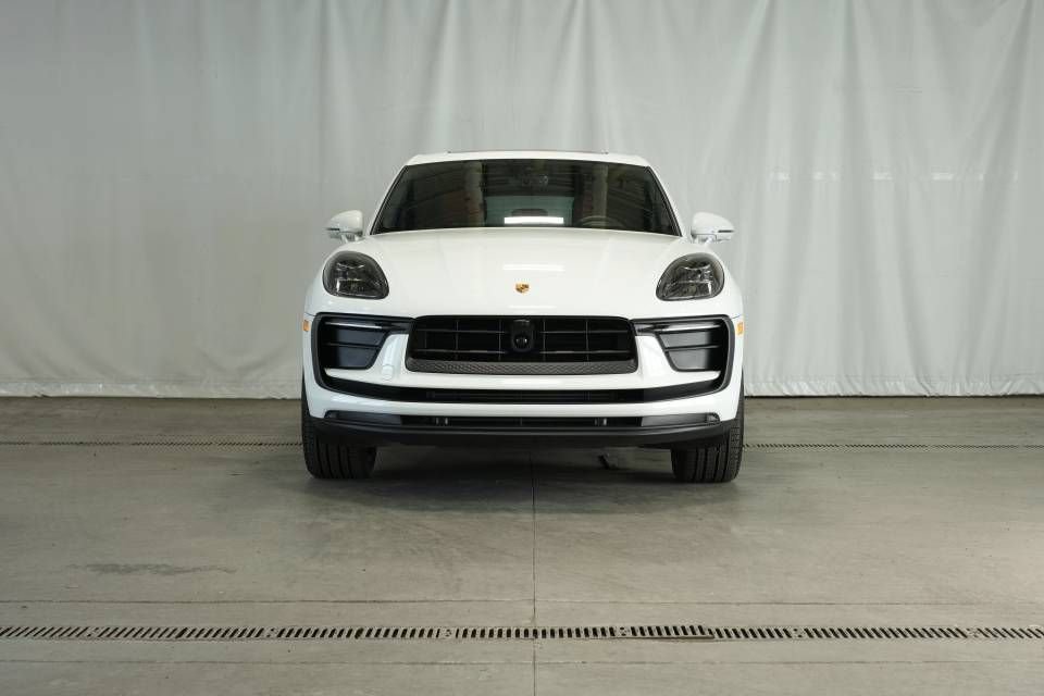 Certified 2025 Porsche Macan AWD/4WD image 10
