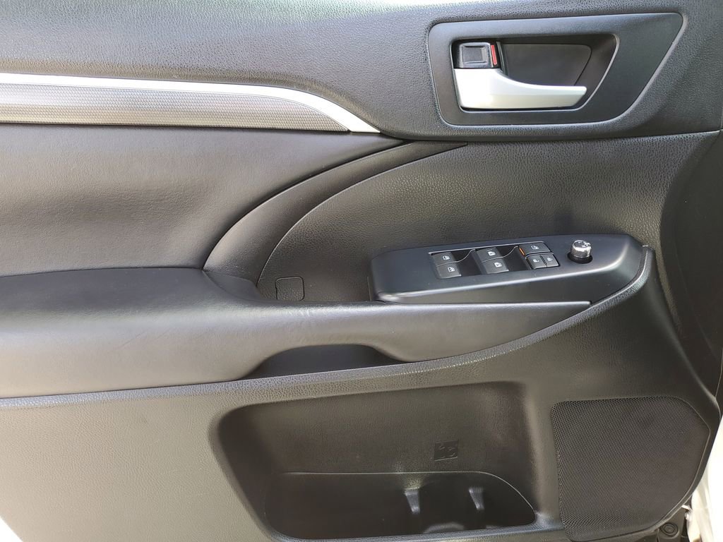 Used 2019 Toyota Highlander SE w/ Nightshade Edition image 19